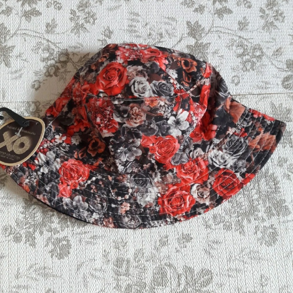 Rose print bucket hat